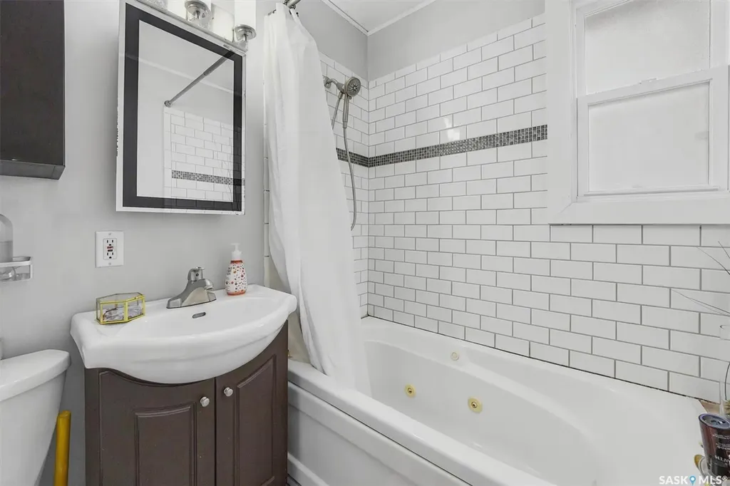 1602 C Avenue N Saskatoon SK S7L 1L5