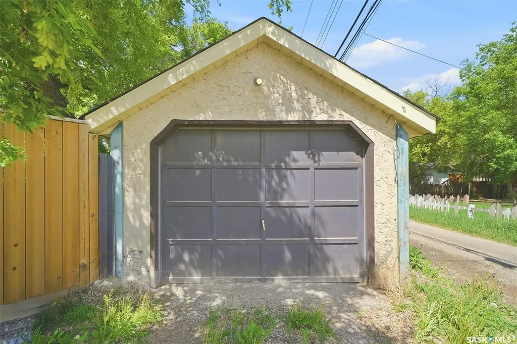 1602 C Avenue N Saskatoon SK S7L 1L5