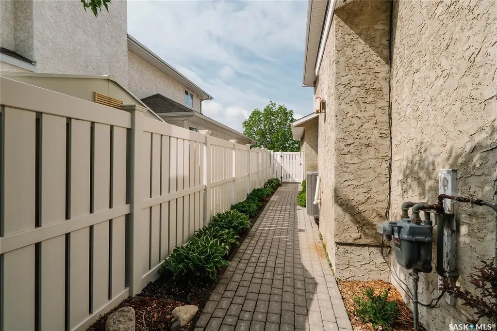 510 Eastman Cove Saskatoon SK S7N 4K9