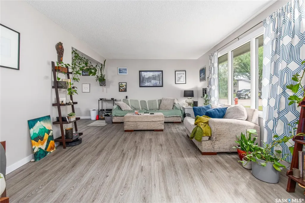 1301 Queen Crescent Moose Jaw SK S6H 3G5