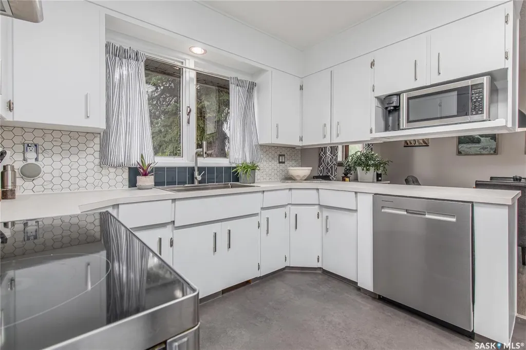 1301 Queen Crescent Moose Jaw SK S6H 3G5