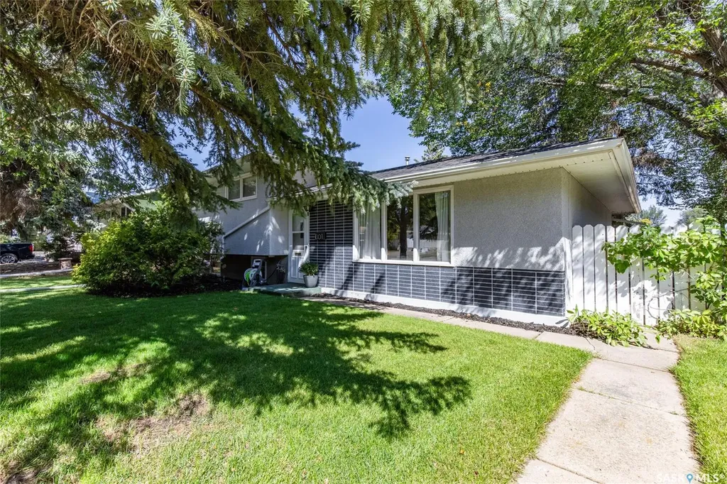 1301 Queen Crescent Moose Jaw SK S6H 3G5