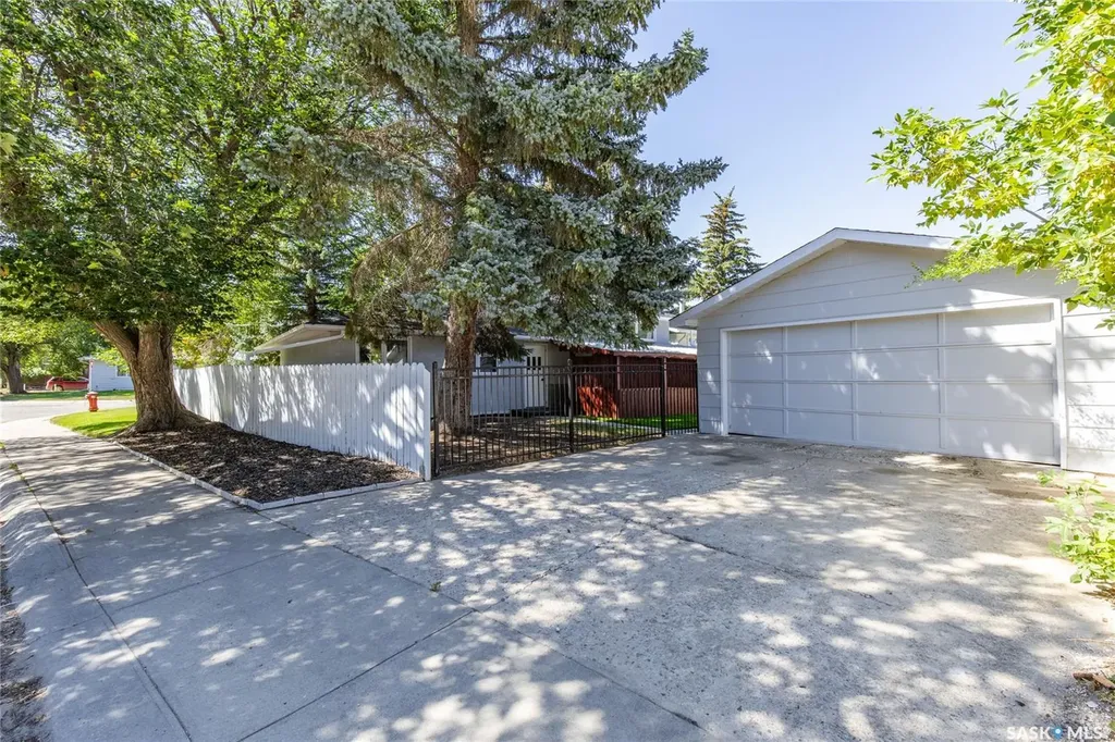 1301 Queen Crescent Moose Jaw SK S6H 3G5