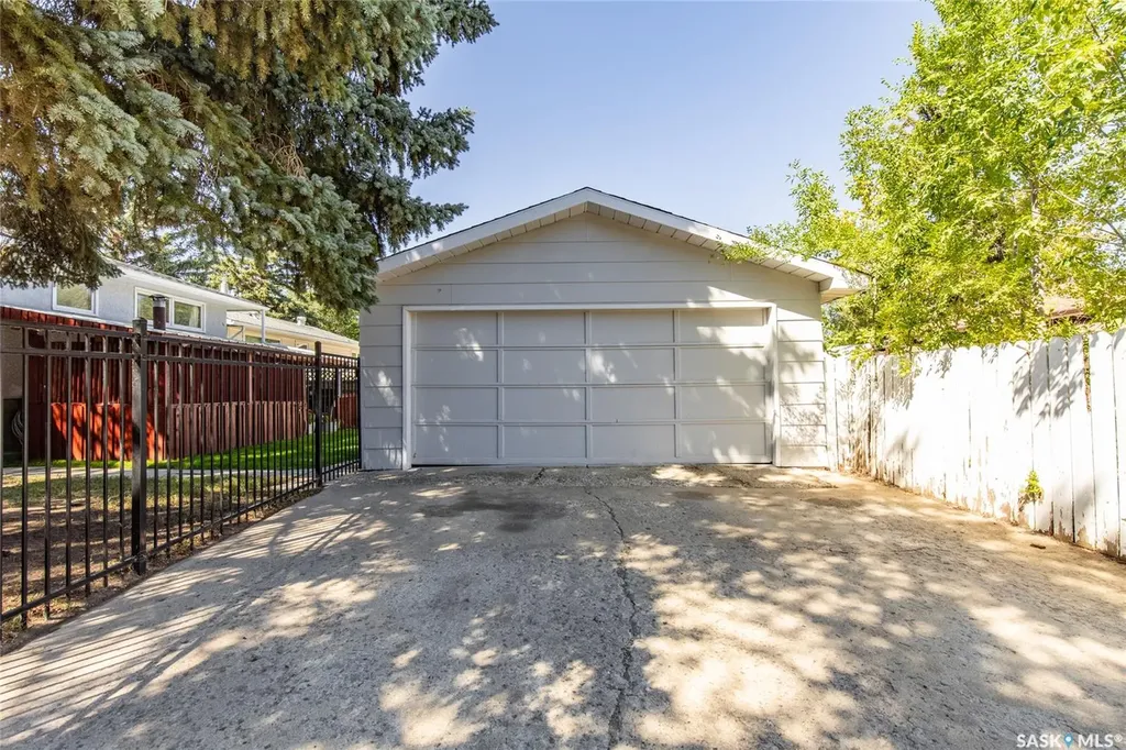 1301 Queen Crescent Moose Jaw SK S6H 3G5