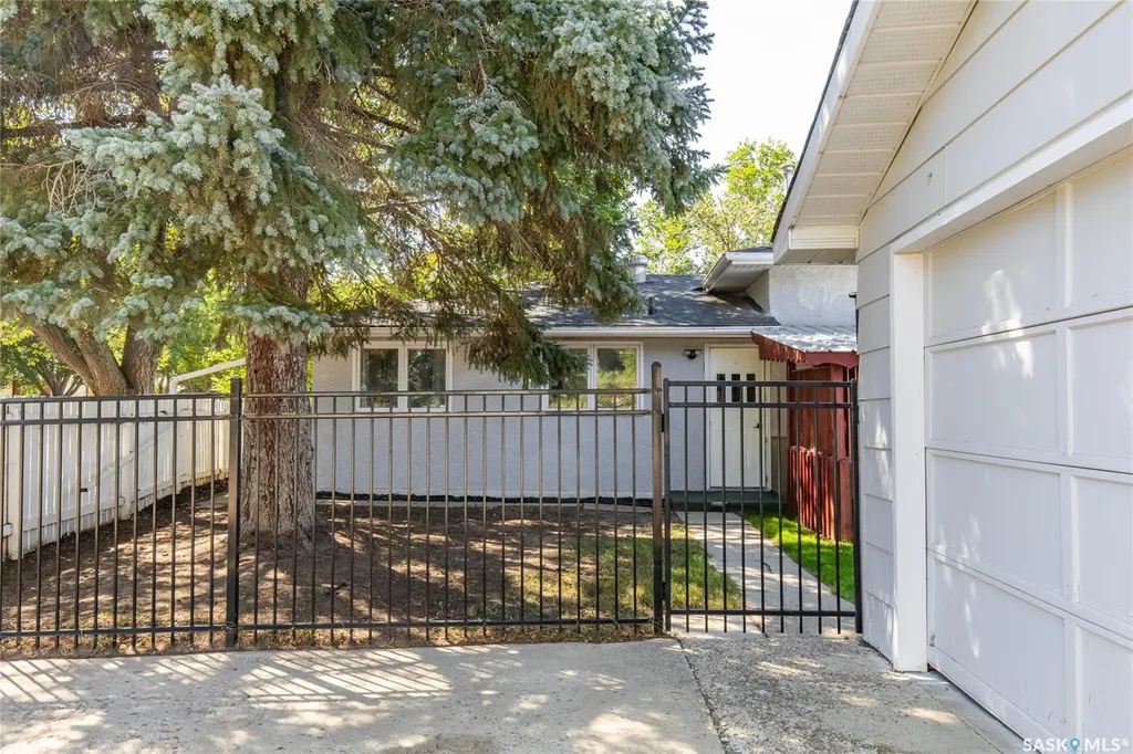 1301 Queen Crescent Moose Jaw SK S6H 3G5