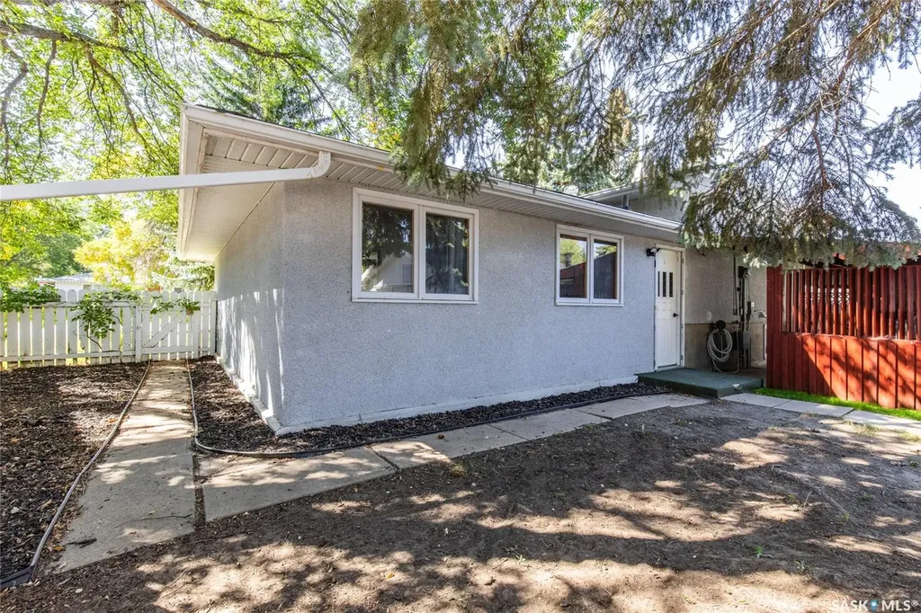 1301 Queen Crescent Moose Jaw SK S6H 3G5