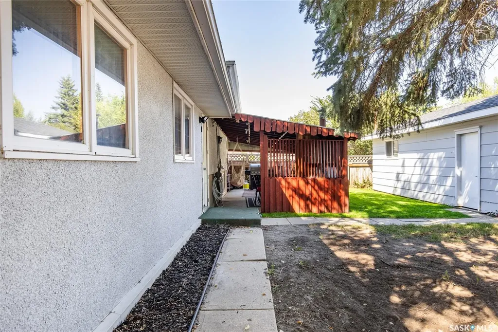 1301 Queen Crescent Moose Jaw SK S6H 3G5