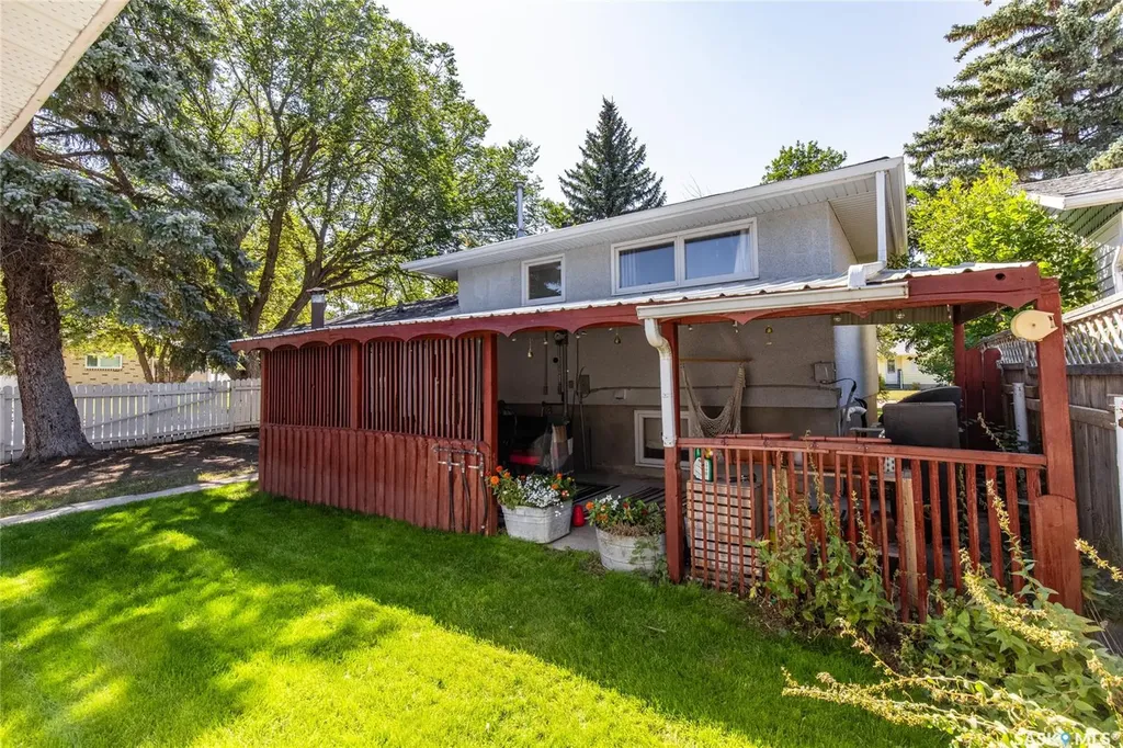 1301 Queen Crescent Moose Jaw SK S6H 3G5