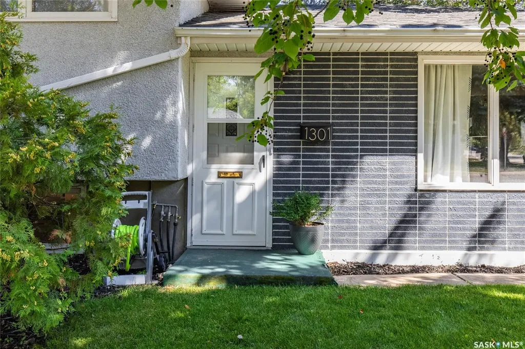 1301 Queen Crescent Moose Jaw SK S6H 3G5
