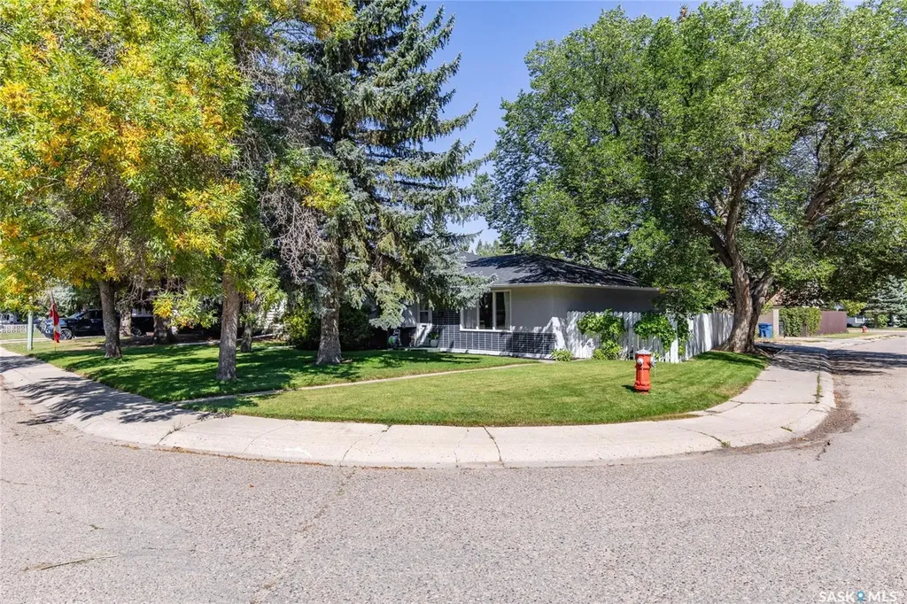 1301 Queen Crescent Moose Jaw SK S6H 3G5