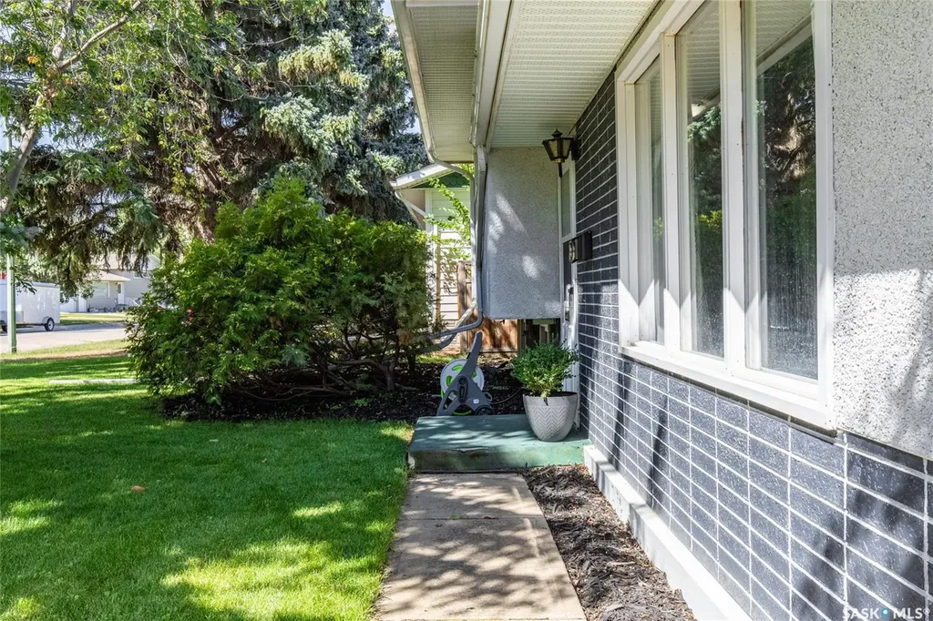 1301 Queen Crescent Moose Jaw SK S6H 3G5