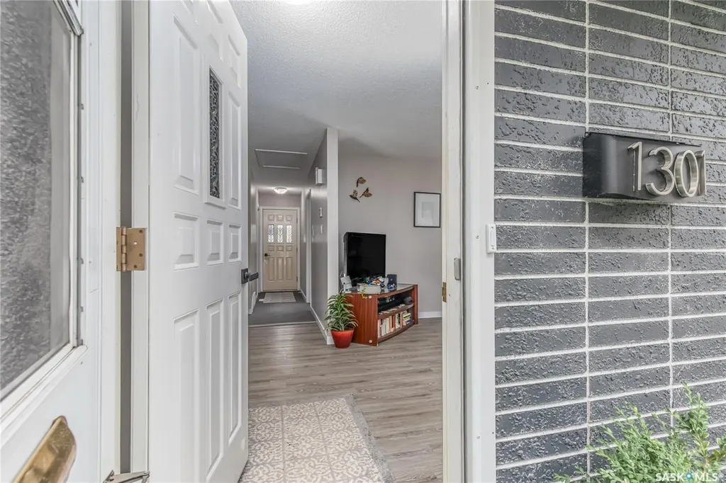 1301 Queen Crescent Moose Jaw SK S6H 3G5