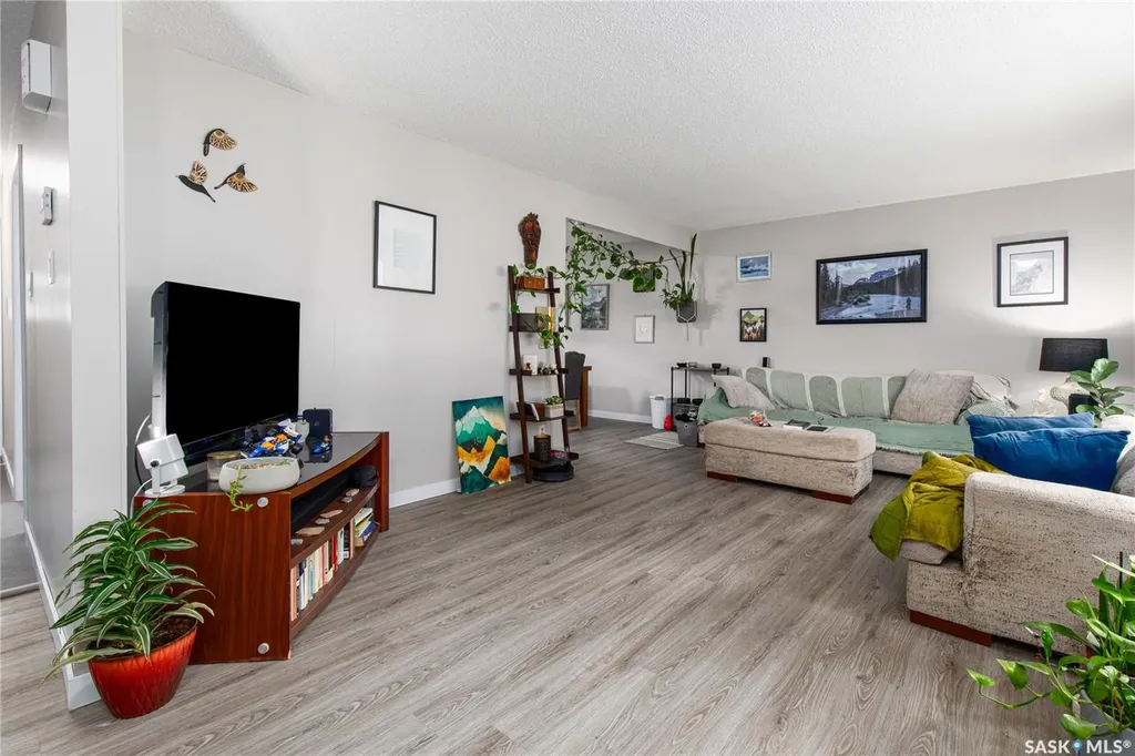 1301 Queen Crescent Moose Jaw SK S6H 3G5