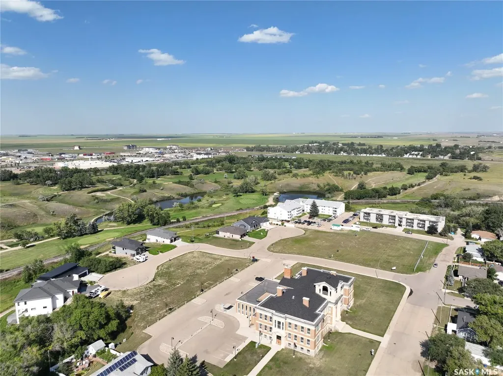 22 Copper Ridge Cove Moose Jaw SK S6H 4R1