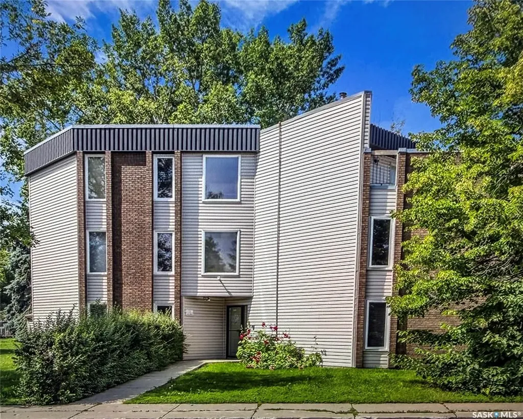 302 Tait Crescent Saskatoon SK S7H 5L2