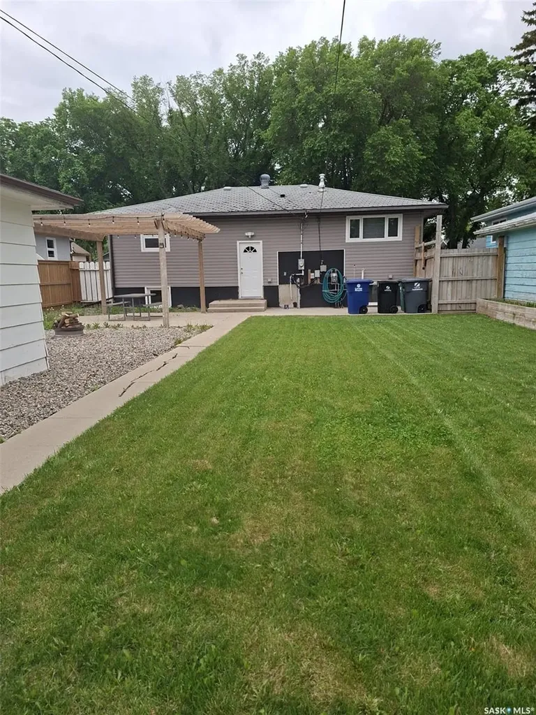 106 106th Street W Saskatoon SK S7N 1Y8