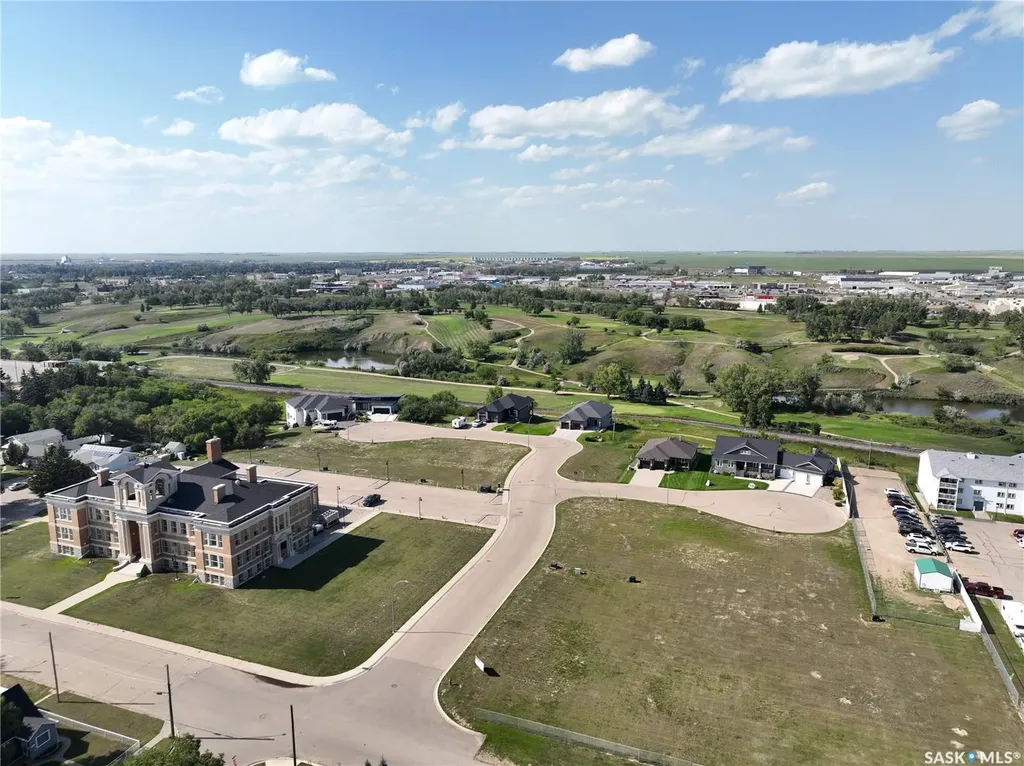 18 Copper Ridge Cove Moose Jaw SK S6H 4R1