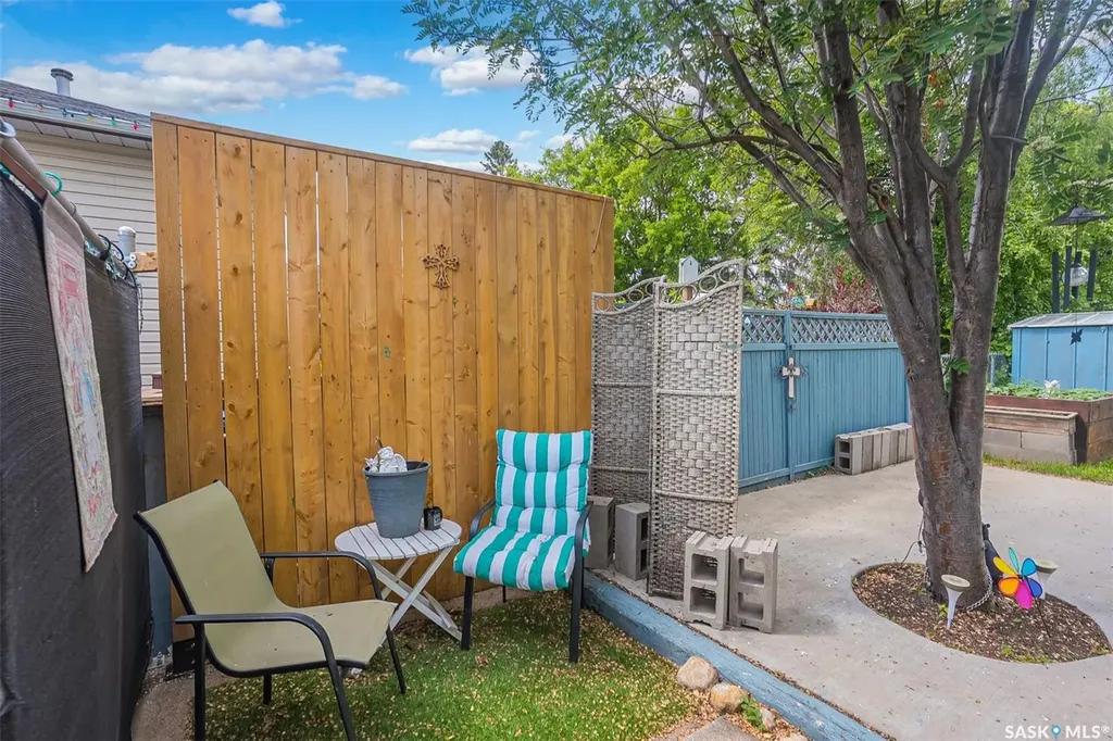 421 P Avenue N Saskatoon SK S7L 2V8