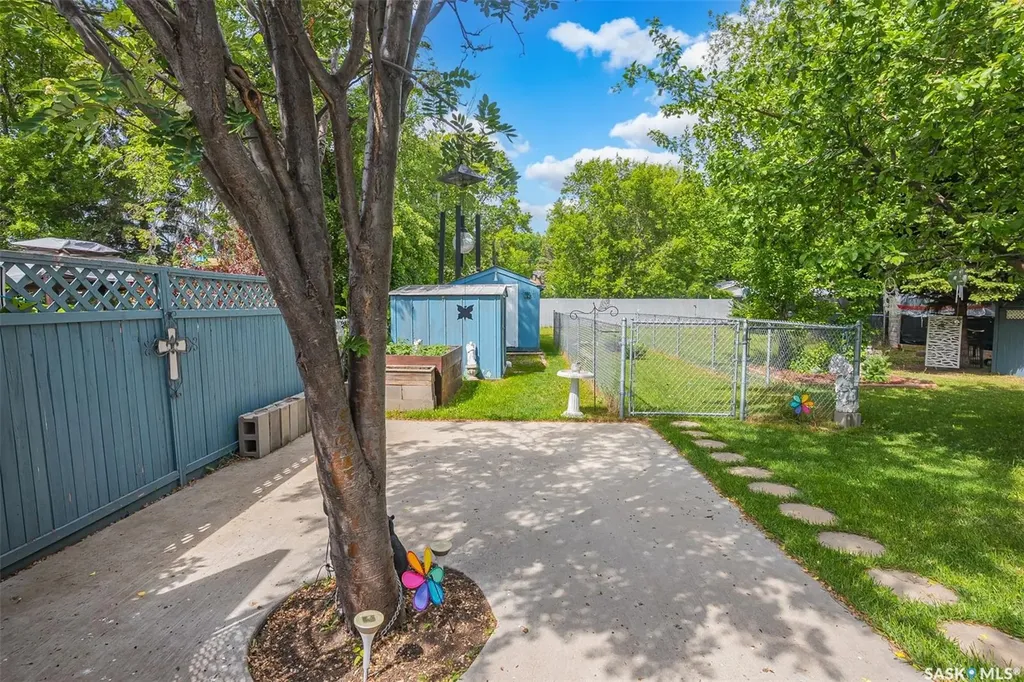 421 P Avenue N Saskatoon SK S7L 2V8