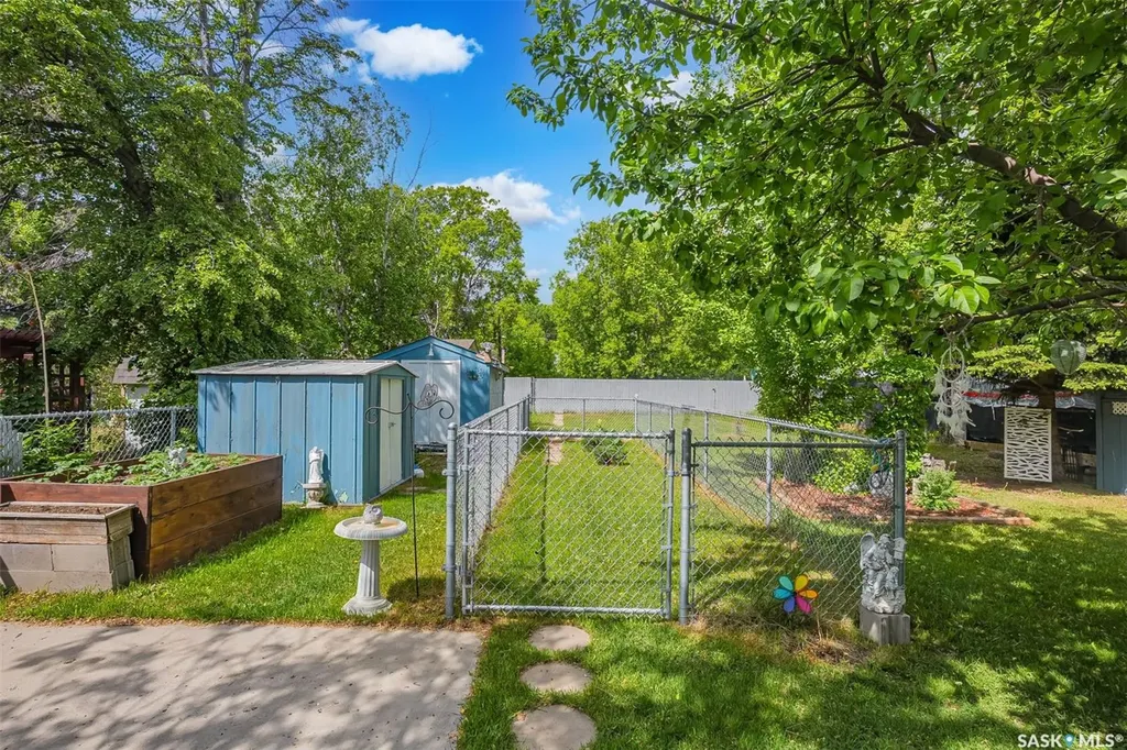 421 P Avenue N Saskatoon SK S7L 2V8