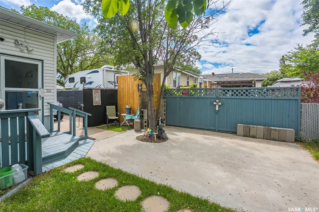 421 P Avenue N Saskatoon SK S7L 2V8
