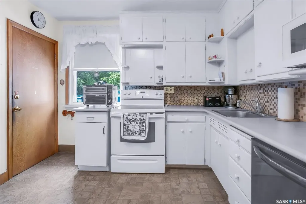 421 P Avenue N Saskatoon SK S7L 2V8