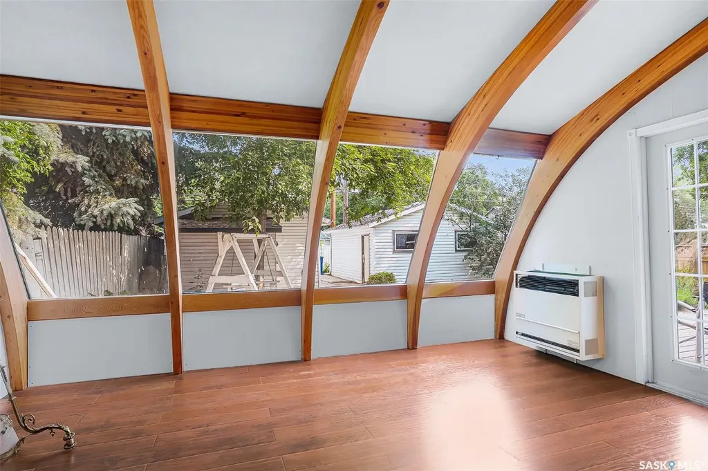 214 29th Street W Saskatoon SK S7L 0L9