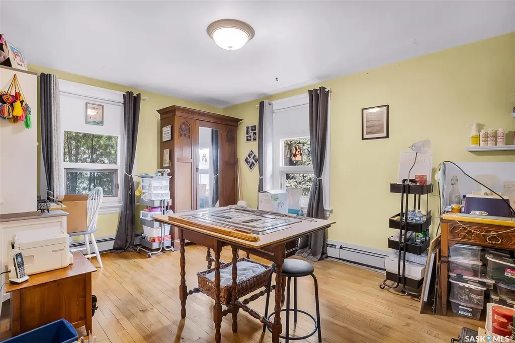214 29th Street W Saskatoon SK S7L 0L9