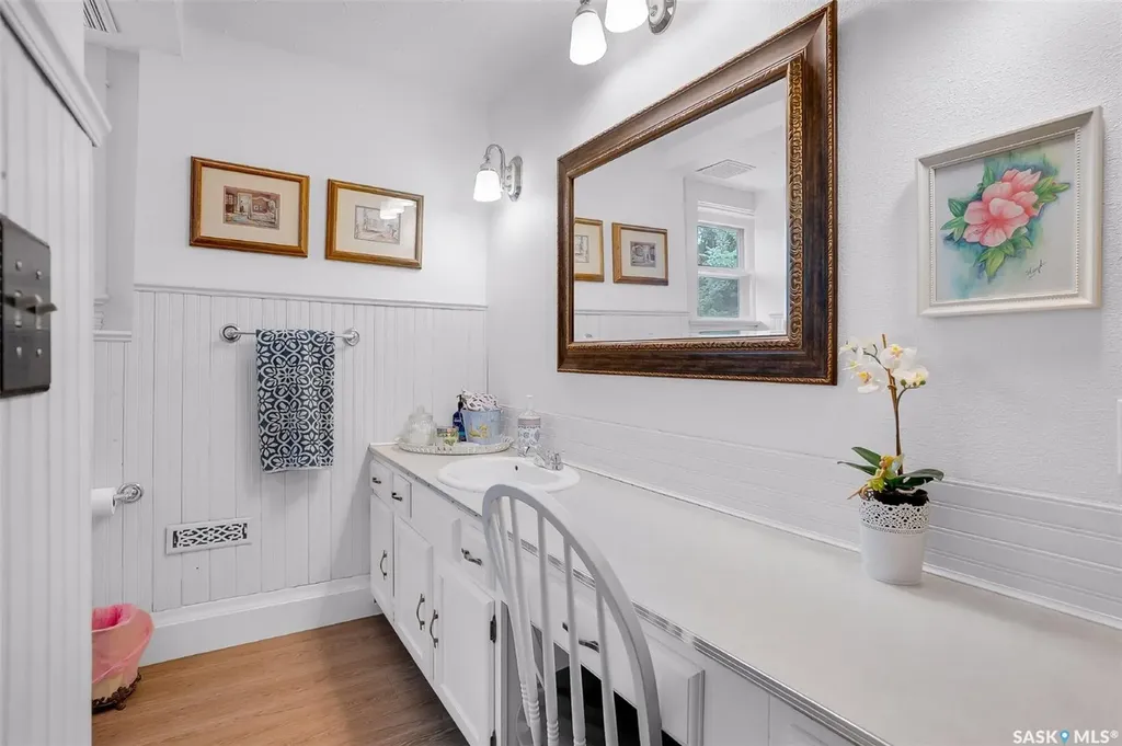 214 29th Street W Saskatoon SK S7L 0L9