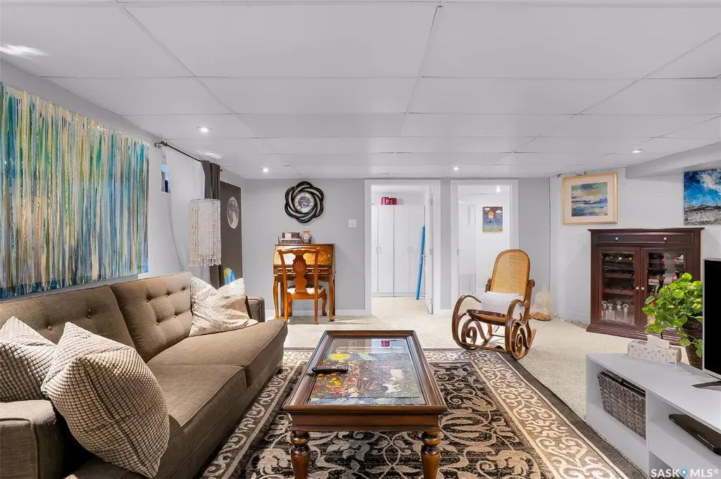 214 29th Street W Saskatoon SK S7L 0L9