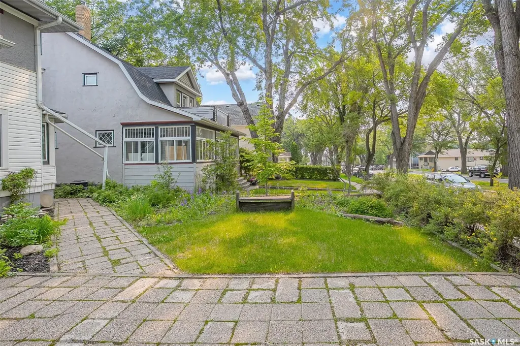 214 29th Street W Saskatoon SK S7L 0L9