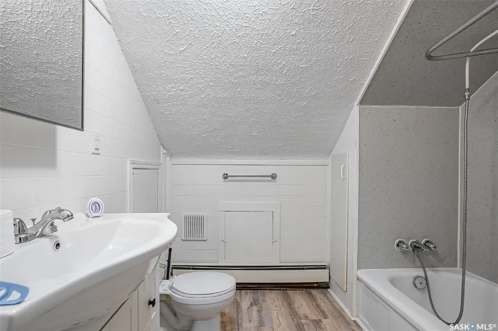 214 29th Street W Saskatoon SK S7L 0L9
