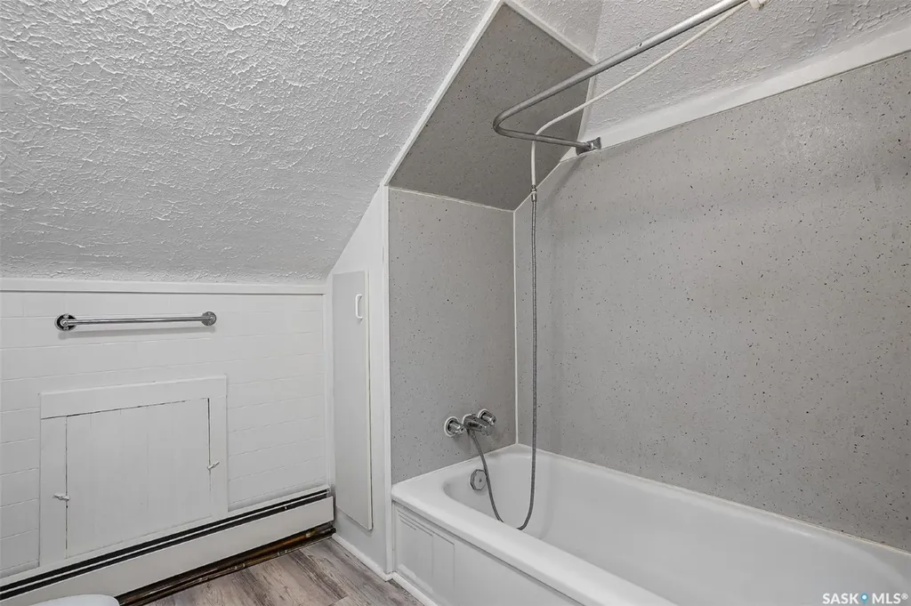 214 29th Street W Saskatoon SK S7L 0L9