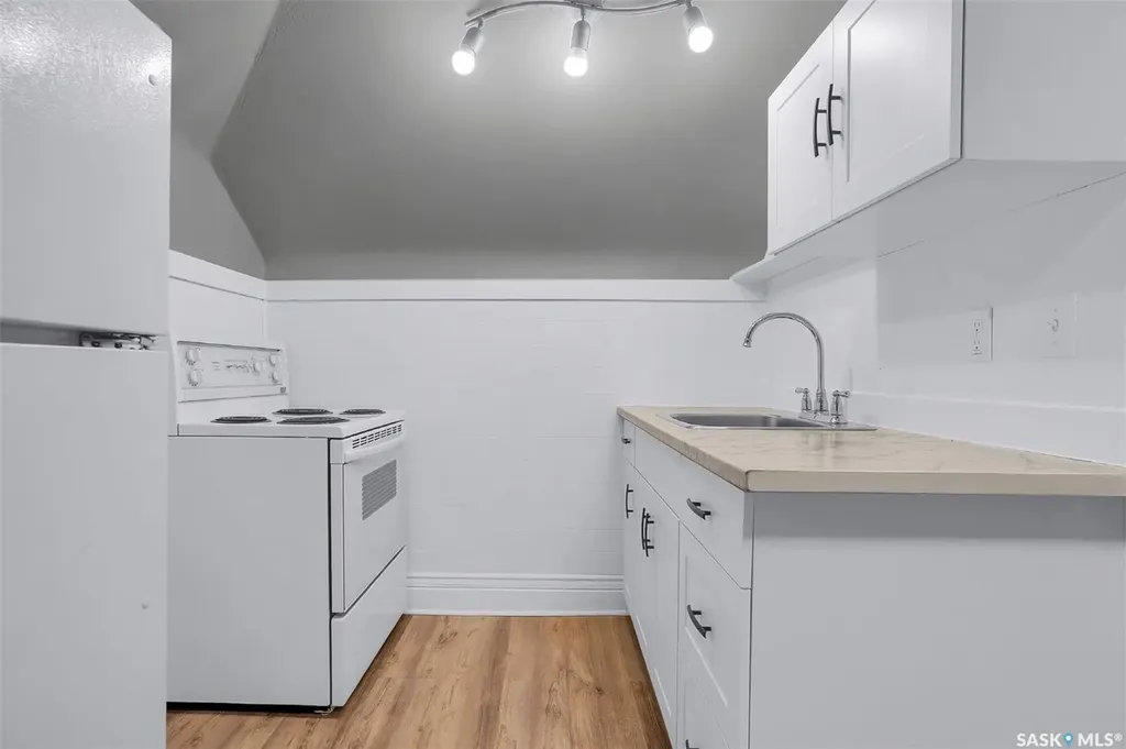 214 29th Street W Saskatoon SK S7L 0L9