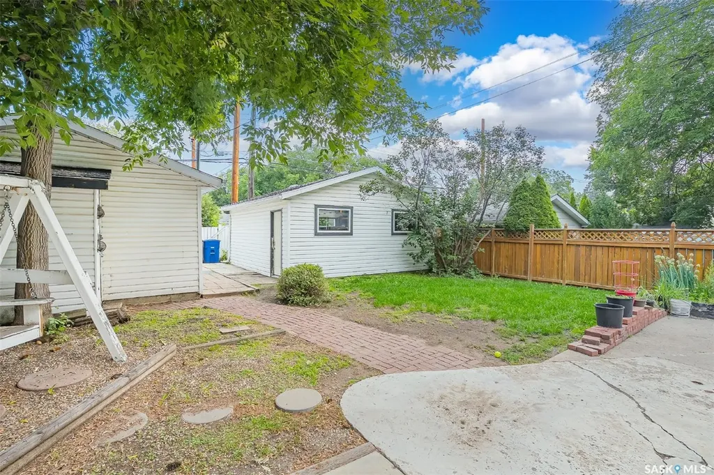 214 29th Street W Saskatoon SK S7L 0L9