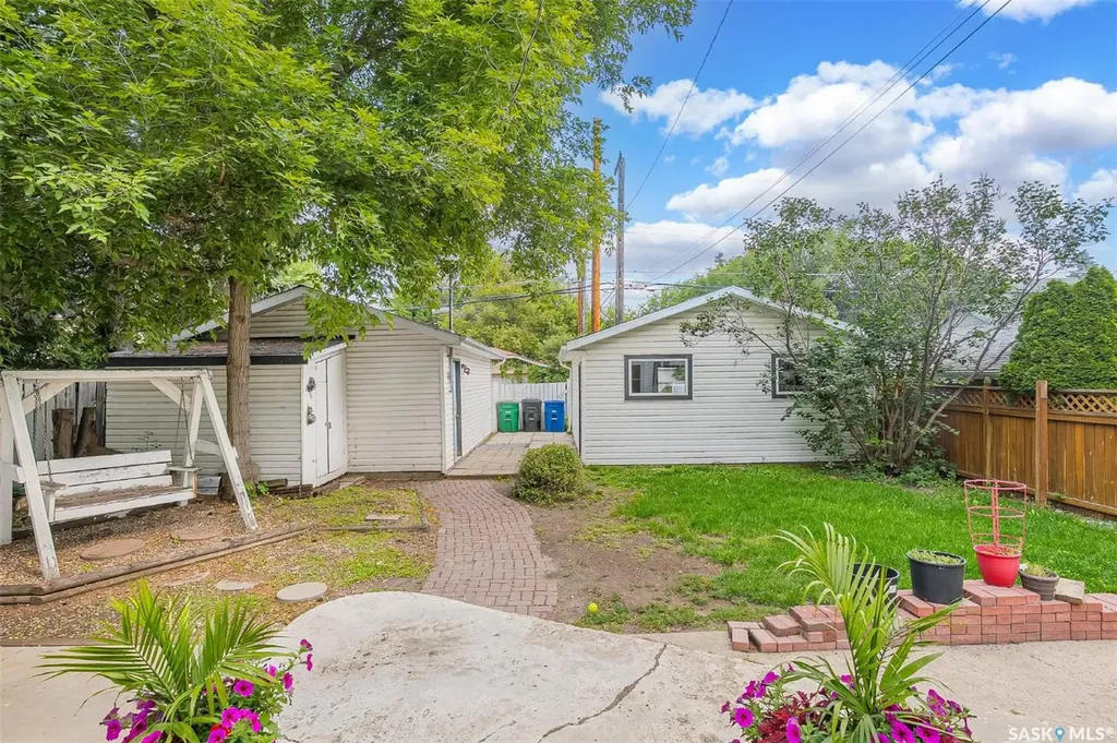 214 29th Street W Saskatoon SK S7L 0L9