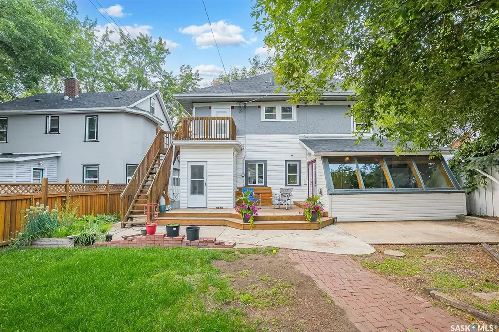 214 29th Street W Saskatoon SK S7L 0L9