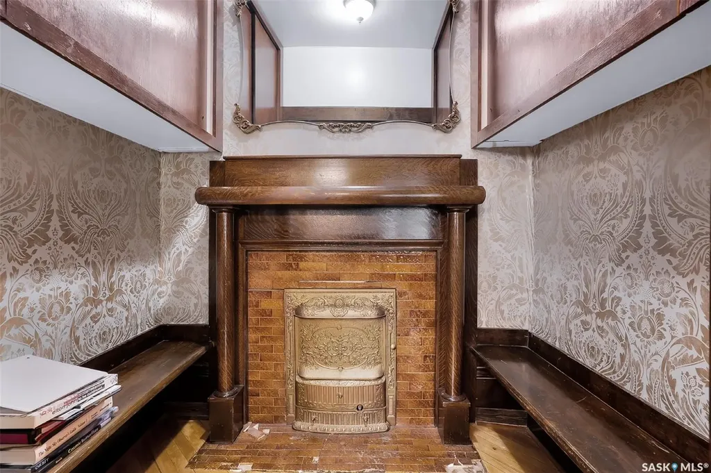 214 29th Street W Saskatoon SK S7L 0L9