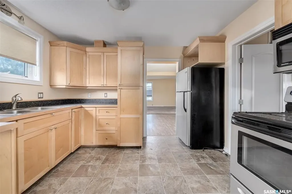 377 Fairford Street W Moose Jaw SK S6H 1V8