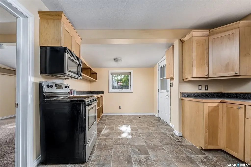 377 Fairford Street W Moose Jaw SK S6H 1V8