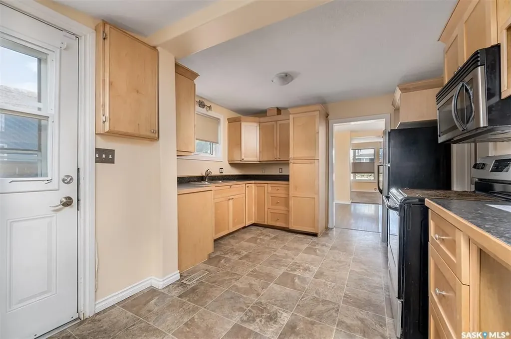 377 Fairford Street W Moose Jaw SK S6H 1V8