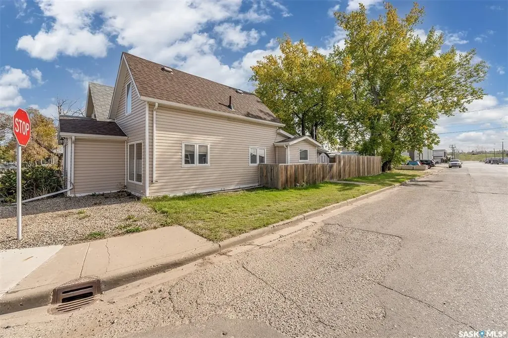 377 Fairford Street W Moose Jaw SK S6H 1V8