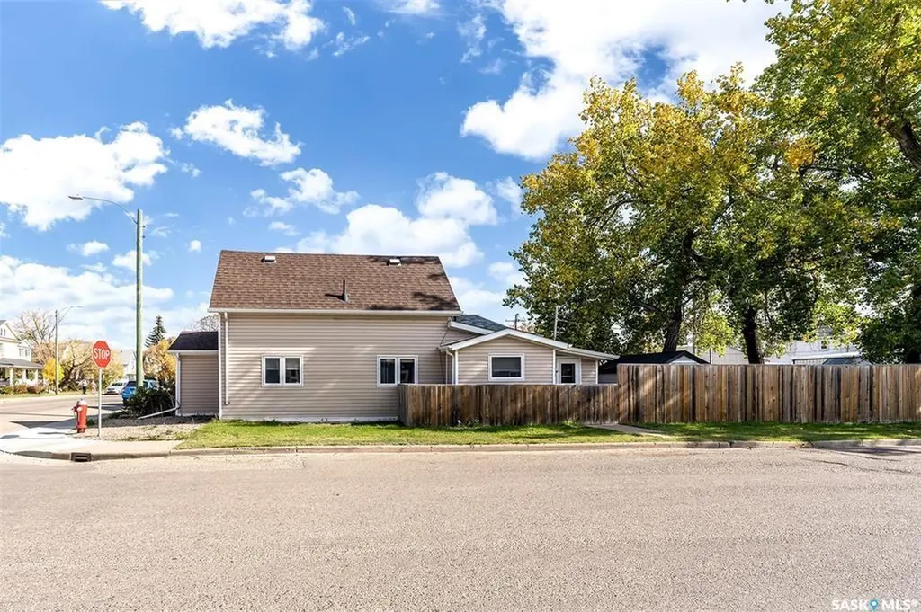 377 Fairford Street W Moose Jaw SK S6H 1V8
