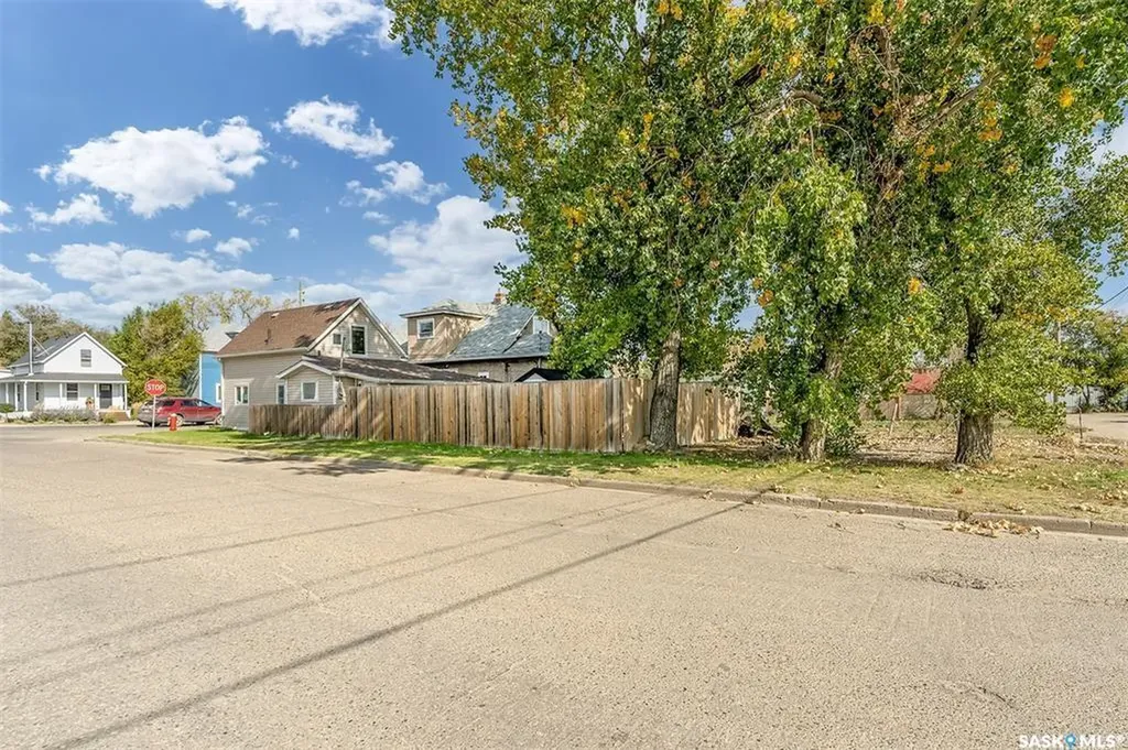 377 Fairford Street W Moose Jaw SK S6H 1V8