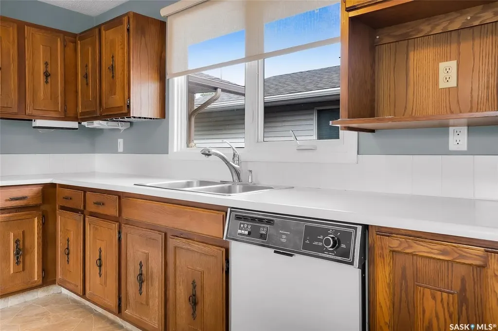 73 Laurentian Drive Saskatoon SK S7H 4M1