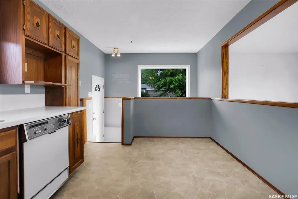 73 Laurentian Drive Saskatoon SK S7H 4M1