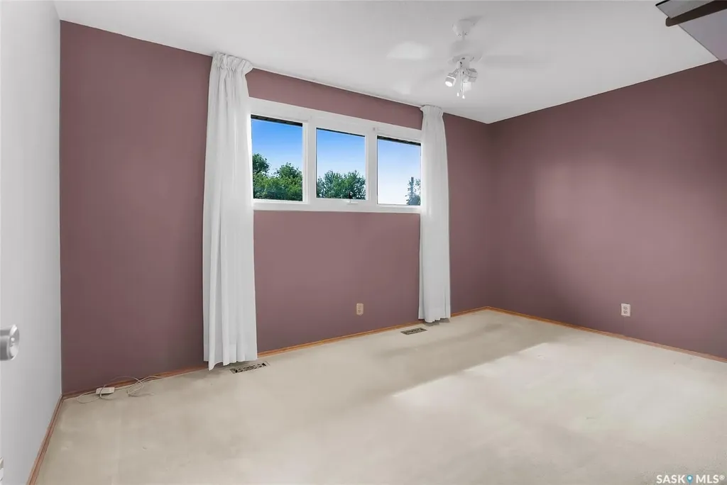73 Laurentian Drive Saskatoon SK S7H 4M1