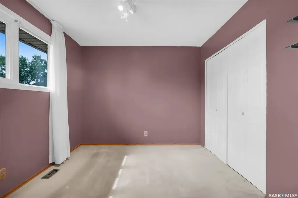 73 Laurentian Drive Saskatoon SK S7H 4M1