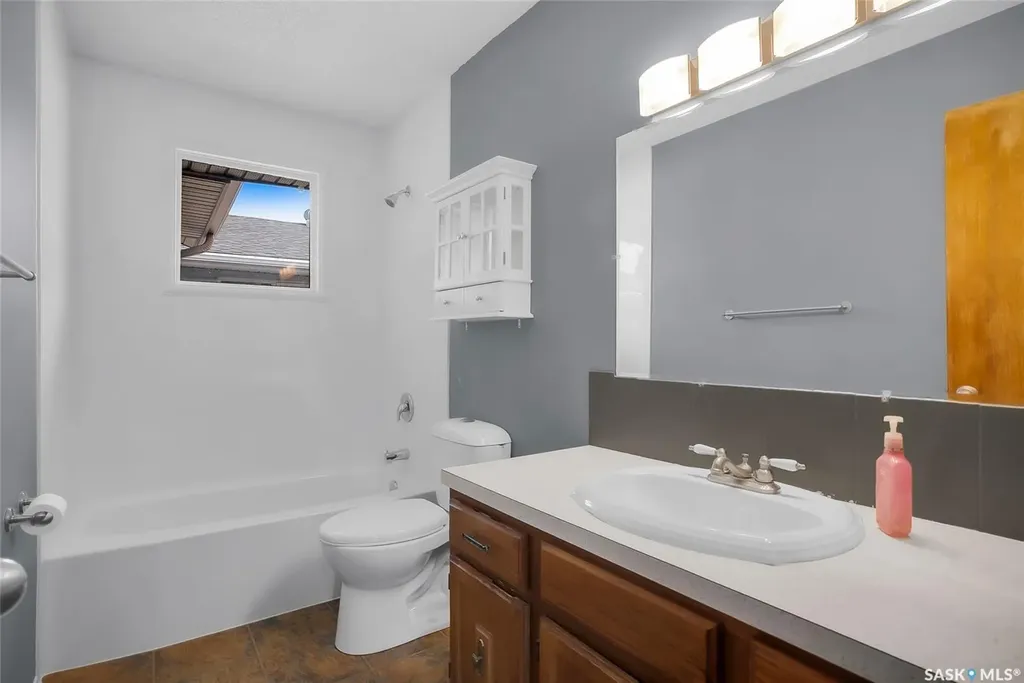 73 Laurentian Drive Saskatoon SK S7H 4M1