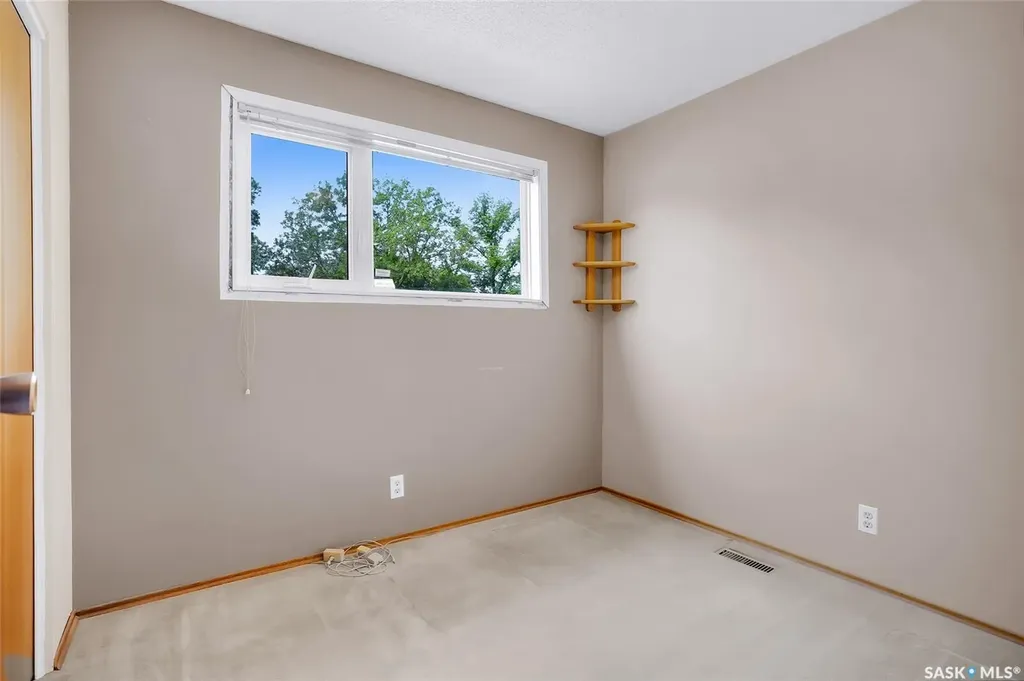 73 Laurentian Drive Saskatoon SK S7H 4M1